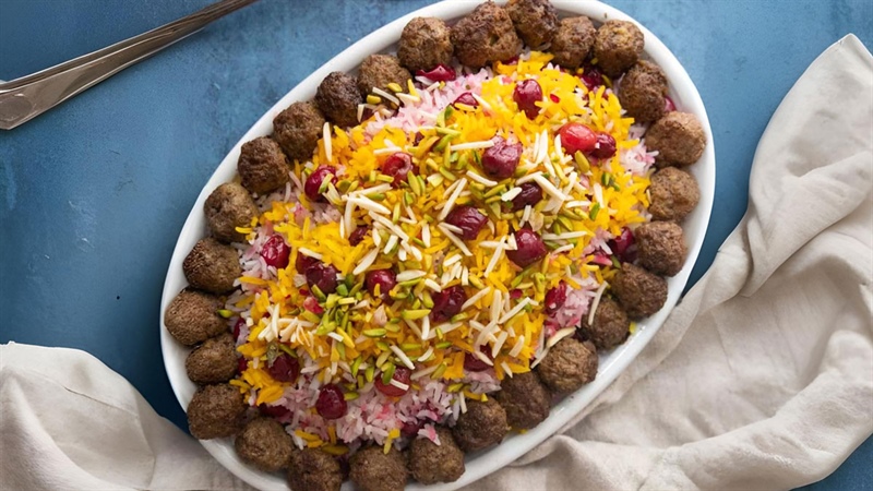 طرز تهیه آلبالو پلو با مربای آلبالو؛ یک غذای مجلسی و خوش‌رنگ