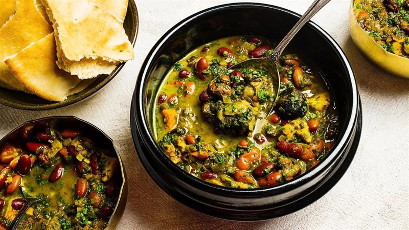 طرز تهیه قورمه سبزی با مرغ مجلسی و خوشمزه بهتر از رستوران‌