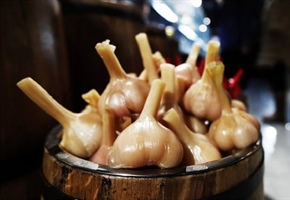 طرز تهیه ترشی سیر خانگی شفاف و خوش‌عطر