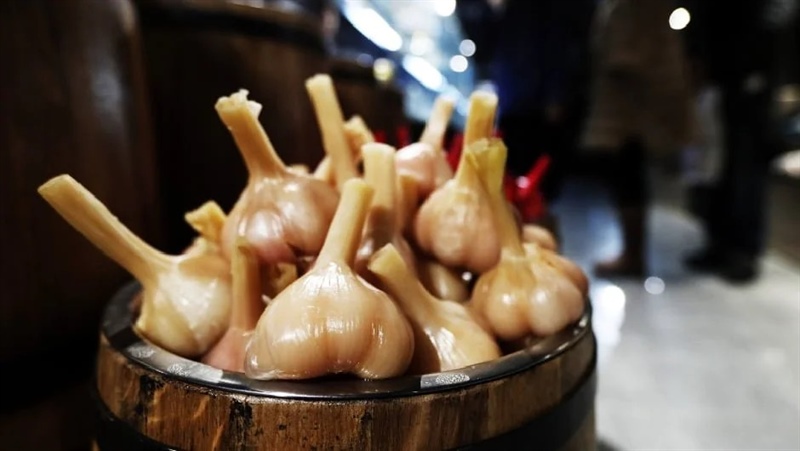 طرز تهیه ترشی سیر خانگی شفاف و خوش‌عطر