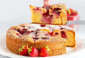طرز تهیه کیک توت فرنگی کرم دار مخصوص