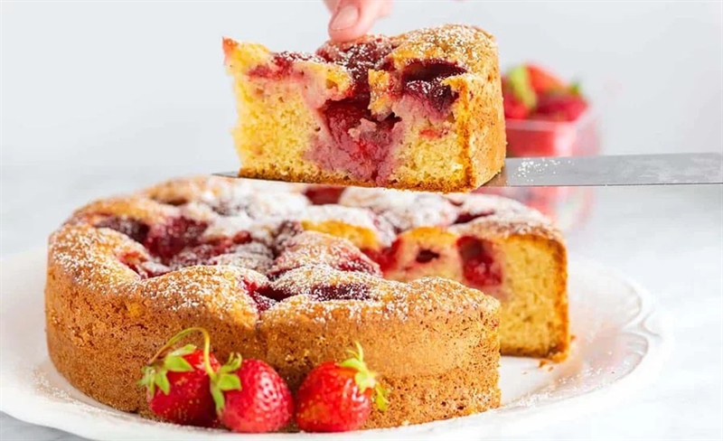 طرز تهیه کیک توت فرنگی کرم دار مخصوص