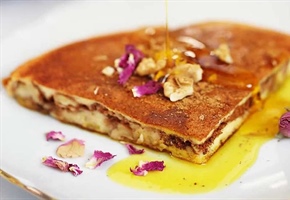 طرز تهیه قیقاناخ یا خاگینه مغزدار تبریزی به همراه شهد مخصوص