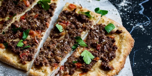 طرز تهیه لاه ماجون یا پیتزای ترکیه ای با گوشت
