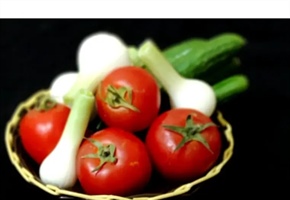 سالاد خیار و گوجه با سبزی