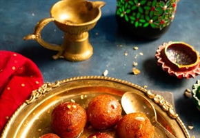 طرز تهیه شیرینی هندی گلاب جامون خوشمزه و لطیف بدون فر