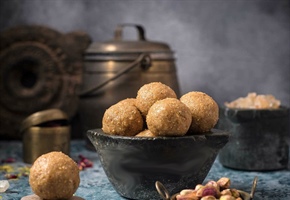 طرز تهیه حلوا شعریه مجلسی با شیر عسلی و گردو