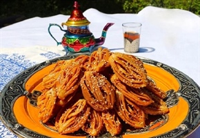 ۲ طرز تهیه شیرینی شباکیه (زولبیا فانوسی) با خمیر مایه و بدون آن