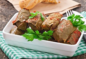 3 روش طرز تهیه سس دلمه برگ مو با رب انار، رب گوجه و شیره انگور