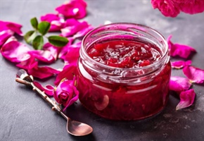 طرز تهیه مربای گل محمدی تازه با گردو بی نظیر با عطر و طعمی عالی