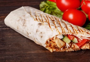 طرز تهیه شاورما مرغ با نان لواش در خانه؛ لذیذ مثل رستوران‌های لبنانی