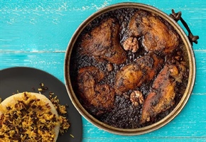 طرز تهیه مرغ ترش گیلانی با سبزی، رب انار،‌ لپه یا گردو – ۴ روش