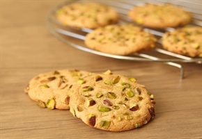 طرز تهیه شیرینی قرابیه گردویی با پیمانه در حد قنادی