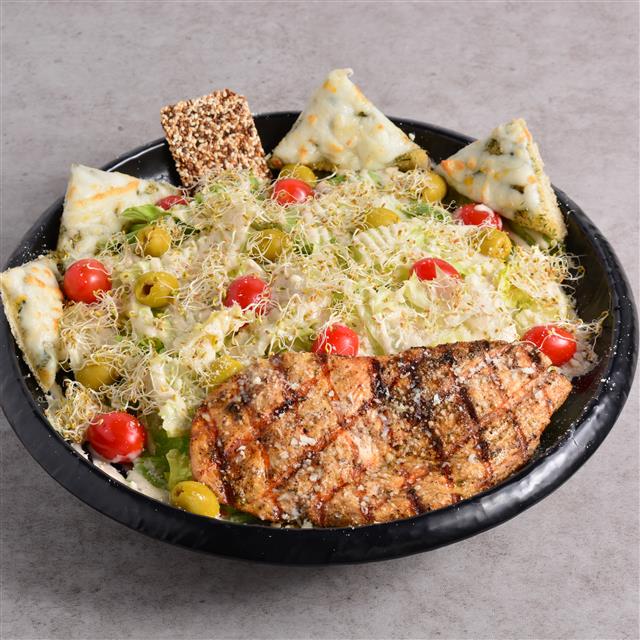 سالاد سزار با مرغ گریل