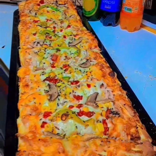 پیتزای نیم متری مخصوص سراشپز