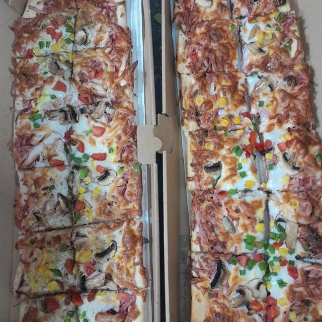 پیتزا پپرونی نیم متری