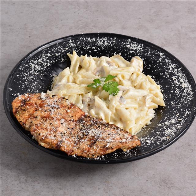 پاستا چیکن آلفردو