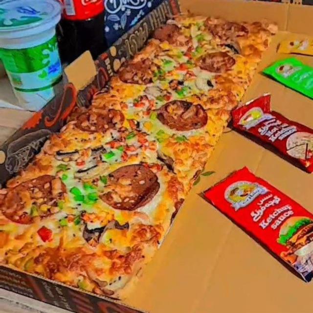 پیتزای نیم متری پپرونی