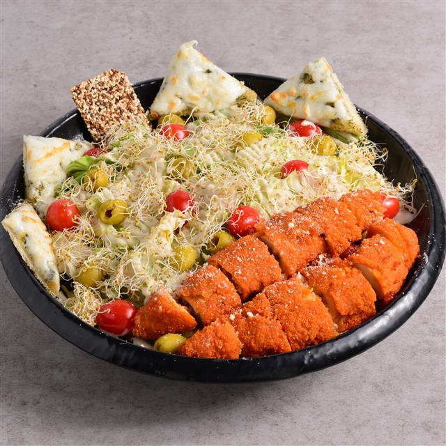 سالاد سزار با مرغ سوخاری