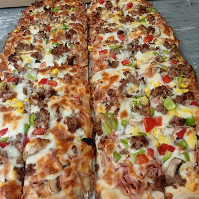 پیتزا قارچ و گوشت نیم متری