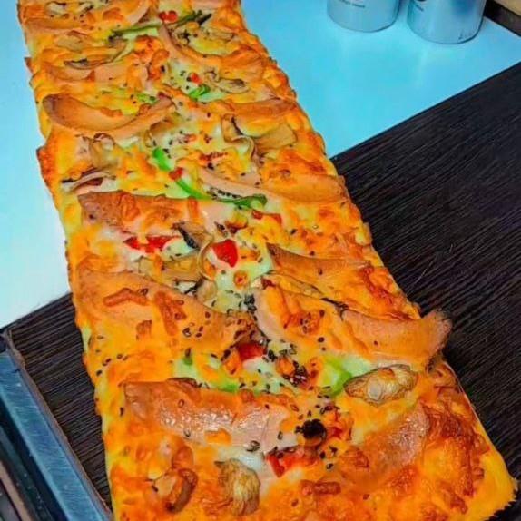 پیتزای نیم متری ژامبون کوشت