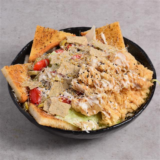 سالاد سزار با فیله مرغ سوخاری